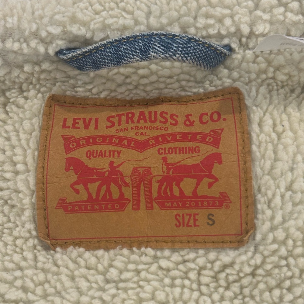 Levi’s Denim Jacket with Sherpa Lining - Picture 4 of 4
